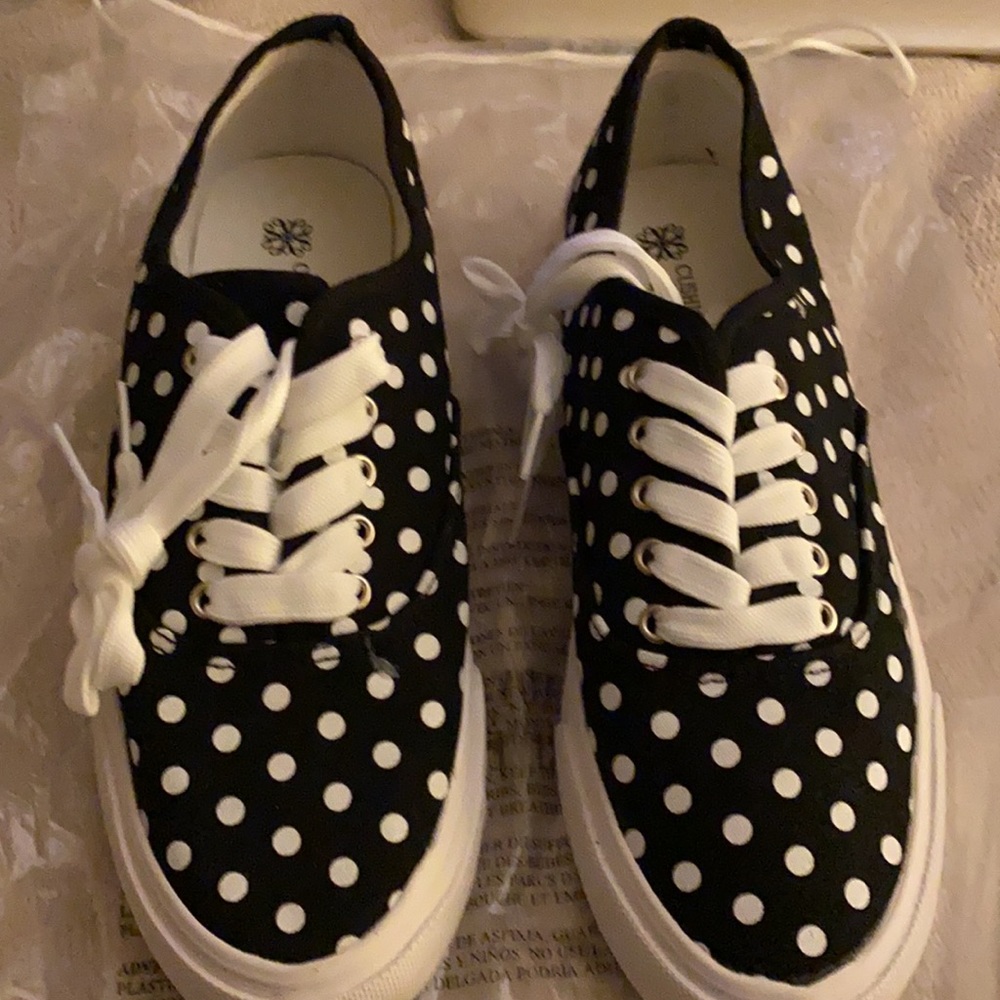 Avon Spring Ready Sneakers Size 7